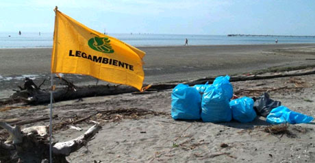 spiagge pulite - plastica rifiuti
