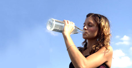vetro - ragazza - bere acqua